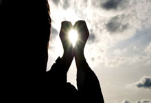 蜂鸟电竞：铁人也遭不住了？巴尔韦德比赛期间被拍到疑似不适，咬牙坚持.